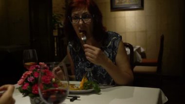 Kadınlar yeme ve konuşurken Restoran bir masada oturup