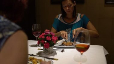 Oturma masa ve konuşma yemek için Restoran kadınlarda