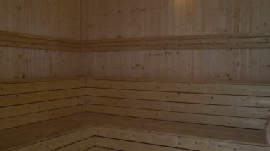 Bir kadında bir havlu hamam gelir ve gölgelik üzerinde düşüyor