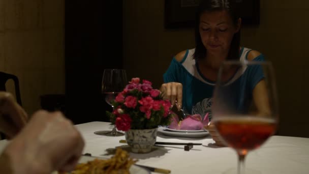 Menina come no restaurante em uma mesa e falando — Vídeo de Stock