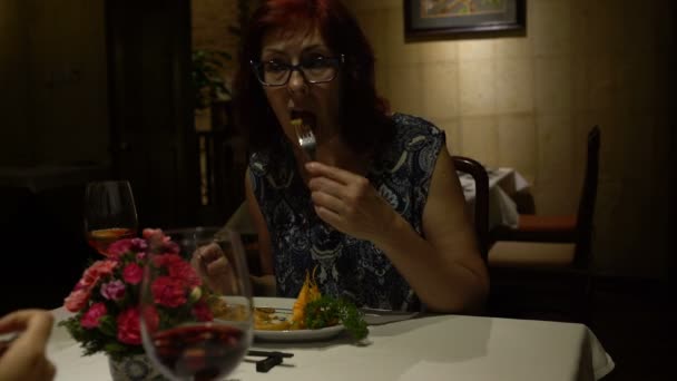 食事と会話のテーブルでレストランに女性が座っています。 — ストック動画