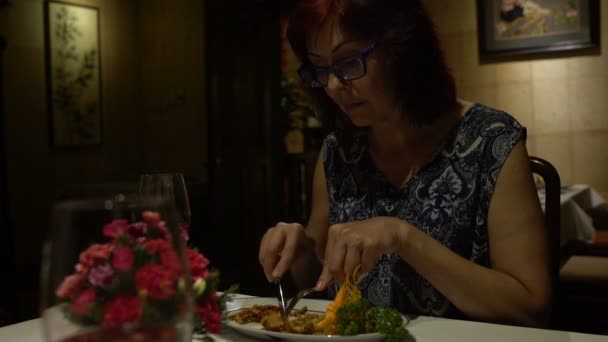 坐在餐厅吃饭的女人 — 图库视频影像