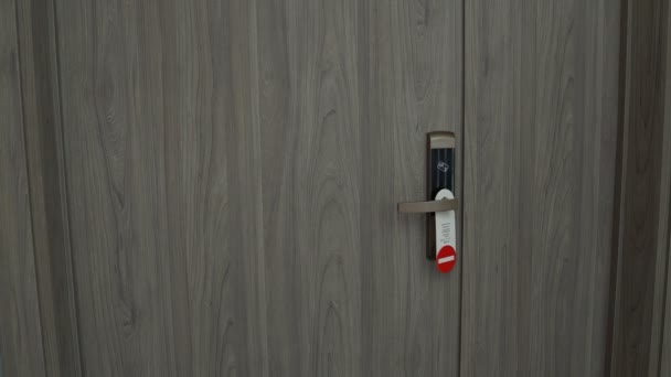 Op de deuren van de kamers in Hotel hangt een plaat niet storen — Stockvideo