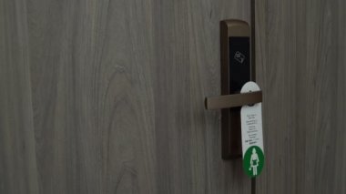 Kapılarda Oda otel asmak içinde bir tabak olun odayı şimdi