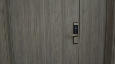 Kadın odasından gider, kapıyı kapatır ve bir tabak lütfen şimdi oda makyaj askıda kalıyor