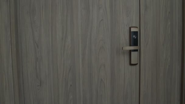 Mannen öppnar dörr nummer och hänger en skylt inte bry — Stockvideo