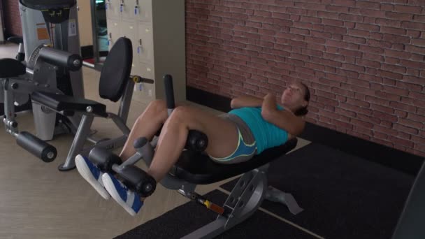 Une femme secoue la presse sur un banc d'athlétisme — Video