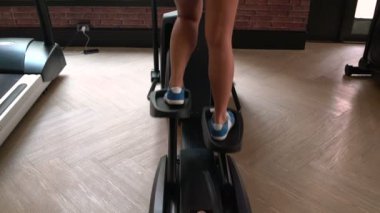 Kadın ayakları üzerinde eliptik bir egzersiz