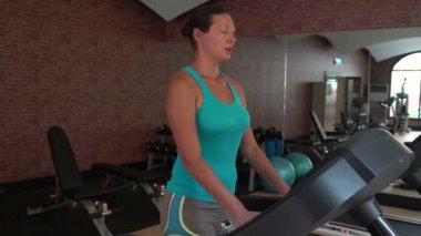 Bir kadın spor salonunda treadmill üzerinde fırsatlar