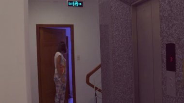 Kız odadan gider ve Asansör çağırır. Asansöre yürür ve yaprakları