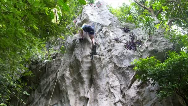 L'uomo è impegnato nell'arrampicata su roccia — Video Stock