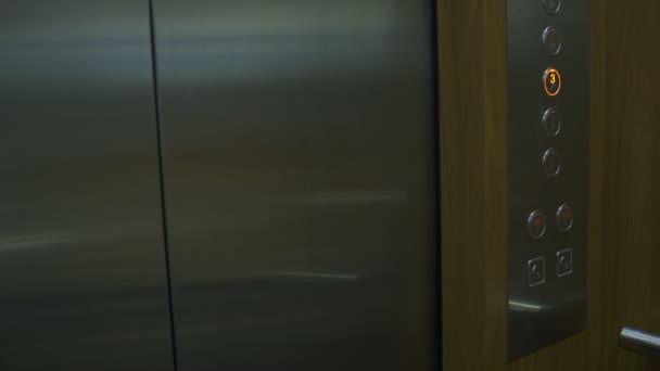 Aufzug kommt auf den Boden und öffnet die Tür Frau geht — Stockvideo