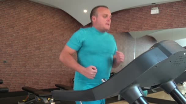 Dans le gymnase à kardiotrenazhere running man — Video