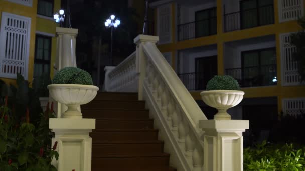 Escaleras con barandillas en ciudad nocturna — Vídeos de Stock