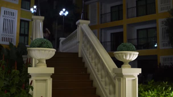 Ciudad club nocturno. Las escaleras de la mujer — Vídeos de Stock