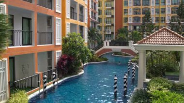 Adam açık yüzme havuzunda yüzüyor ve dalış