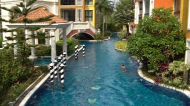 Güzel iç havuzunda yüzüyor ve adam dalış