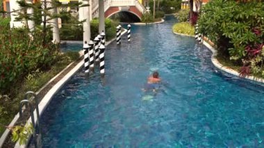 Sevgi dolu çift yüzüyor, hugs ve öper.