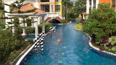 Kadın yüzer sırtüstü