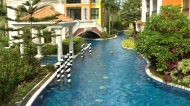 Kız Otel havuzunda yüzüyor