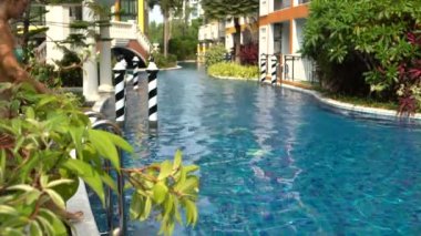 Kız mayo içinde havuzu ve yüzer iner