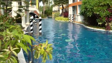 Otelde yüzme havuzu. Kadın lestnce kadar yüzüyor ve gider