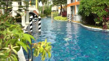 Kız otelde sırtüstü yüzer