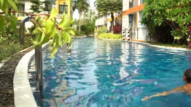 Otel havuzunda bir kadın banyo