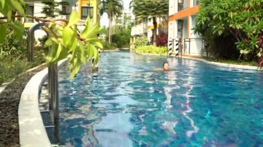 Otel havuzunda kız banyo