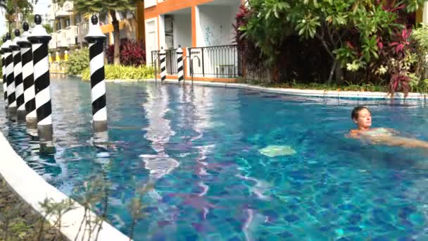 Kobieta grzbietowym pływa w basenie — Wideo stockowe