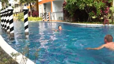 Bir kadın ve bir adam havuzda