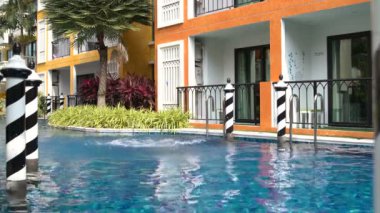 Otel havuz içine bir adam dalış