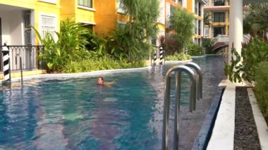 Kız Açık Yüzme havuzunda yüzüyor