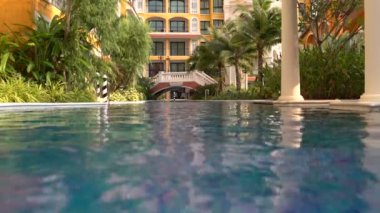 Bir dere Köprüsü ve sütunlar şeklinde açık yüzme havuzu