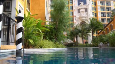 Sokakta iç açık havuzu