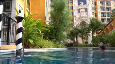 Kadın iç açık yüzme havuzunda yüzüyor