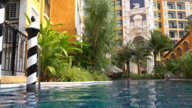 Kız iç açık yüzme havuzunda yüzüyor