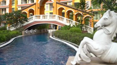 Heykel ve bir köprü ile iç Açık Yüzme Havuzu. Köprü gitmek insanlar