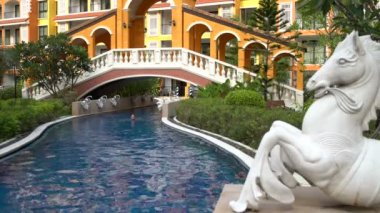 Kadın iç mekanlara sahip havuzunda yüzüyor