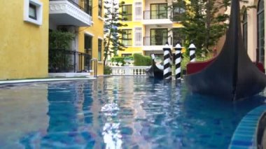 Nehir şeklinde Açık Yüzme Havuzu. Gandola su üzerinde durmak