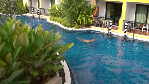 Жінка плаває у відкритому басейні — стокове відео