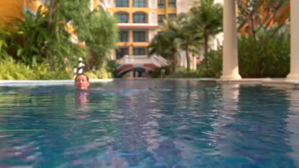 Kvinna simmar mot bakgrund av bron — Stockvideo