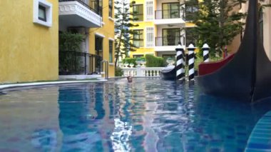 Açık Yüzme havuzunda, kadın gandolas kadar yüzüyor.