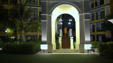 Bir havlu merdivenlerden aşağı ve kapıdan gidip gelen bir kadında