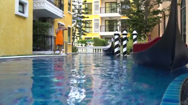 Binnenzwembad met gandolas. Een vrouw maakt een foto op uw telefoon — Stockvideo