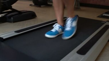 Spor salonunda treadmill kadın ayaklar