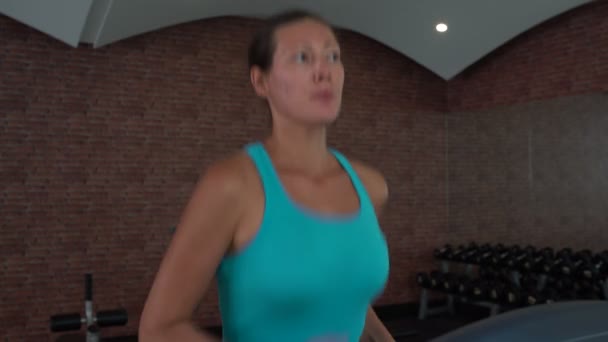 Mujer corriendo en el gimnasio — Vídeos de Stock