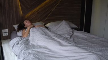 Yatakta uyurken kadın ve uyanır