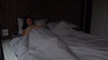 Kız yatakta uyuyor.