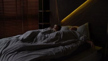 Kocası ile karısı yatakta uyuyor